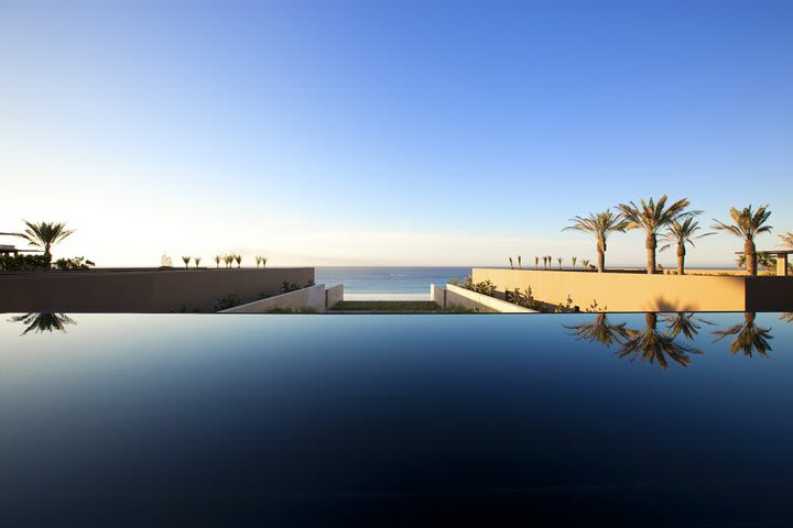 Piscina panorámica con vista al mar