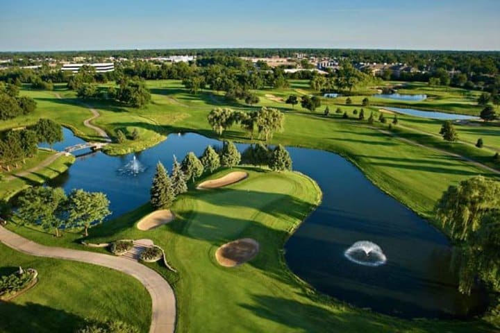 Oak Brook Hills Resort - Chicago offers a golf course