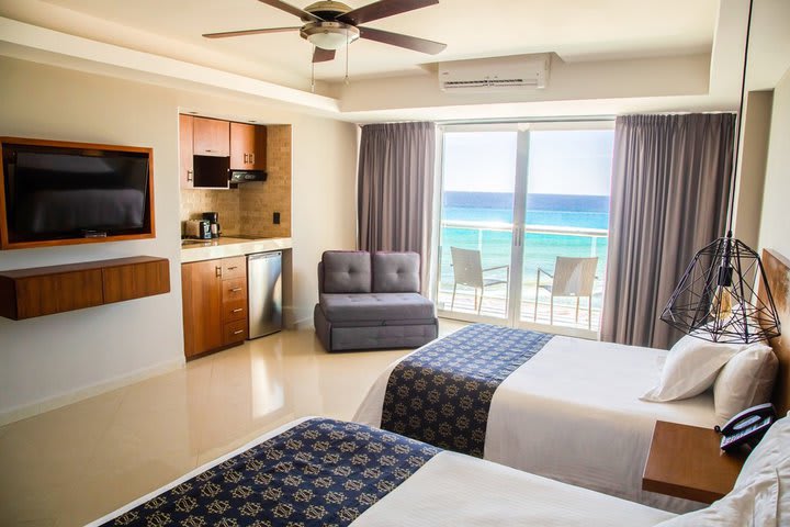 Deluxe guest room with 2 beds and ocean view