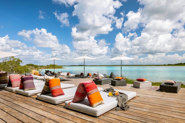 Sitting area in front of the lake