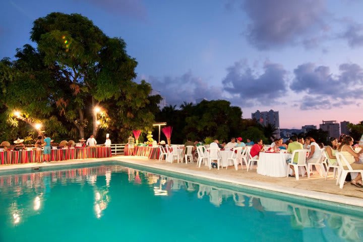 La piscina está disponible para realizar banquetes