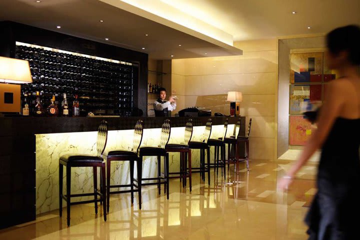 View of the lobby bar at the Crowne Plaza Zhongguancun hotel