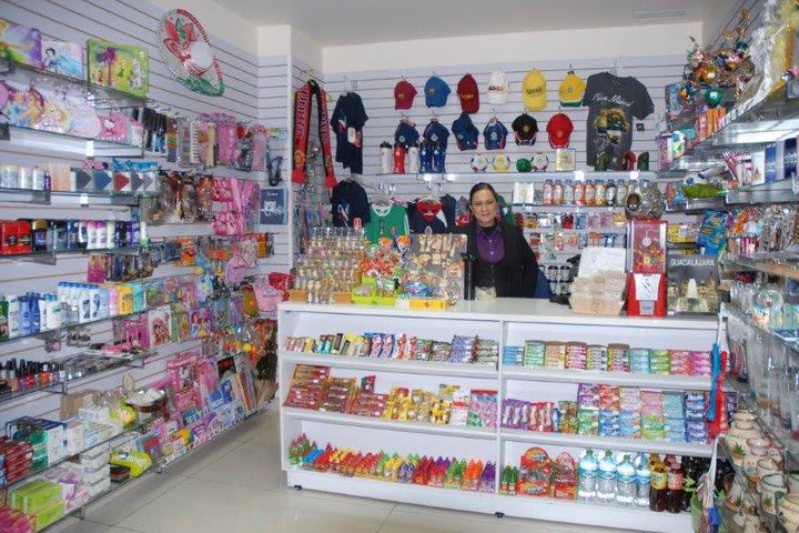 Gift shop at the Aranzazú Centro Histórico, hotel in Guadalajara