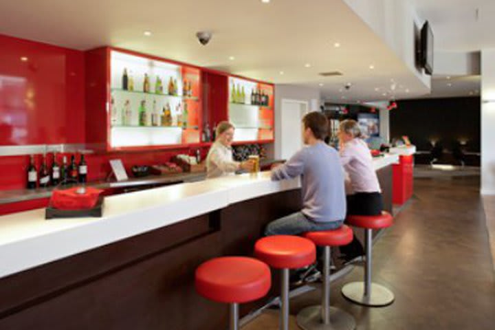 El hotel Ibis London Stratford ofrece servicio de bar