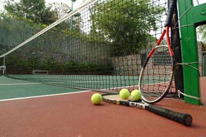 El hotel cuenta con cuatro canchas de tenis