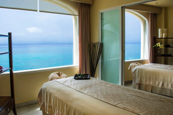 Massages cabin overlooking the sea in the Awe Spa