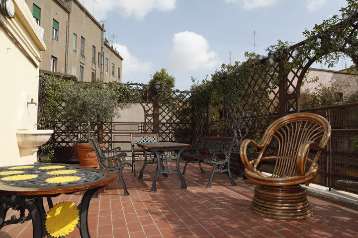 El Hotel Adriatic en Roma tiene una terraza con vistas a la ciudad