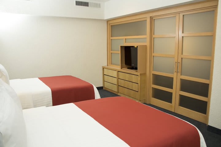 Dormitorio con dos camas en una suite