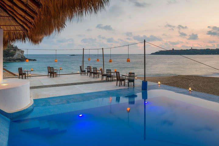 Piscina con vista a la bahía y al océano Pacífico