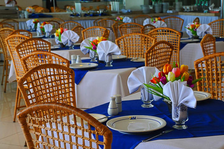 Marazul Hotel Salvador has a restaurant