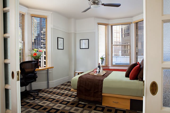 Habitación con mesa de trabajo y silla ergonómica en el The Mosser Hotel en San Francisco