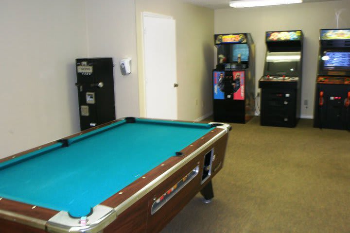 The Polynesian Isles Resort has a video game room with billiards
