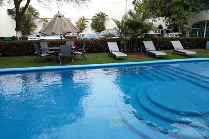 La piscina cuenta con camastros plegables