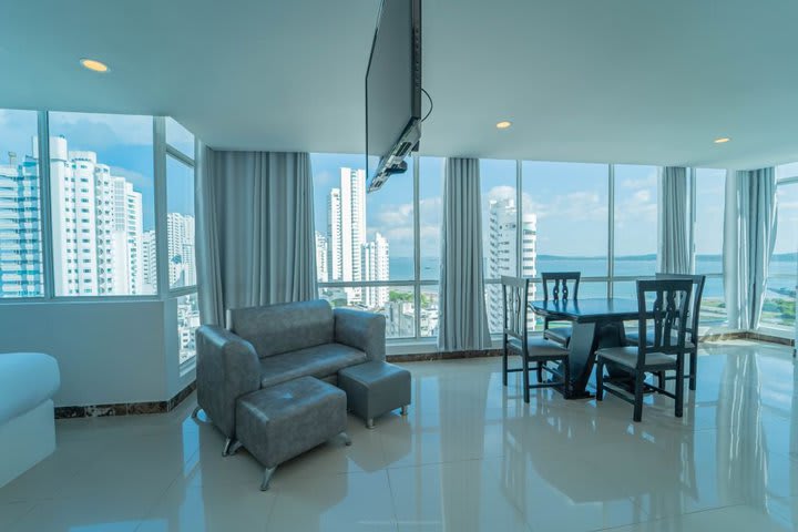 Sitting and dining area in a superior room