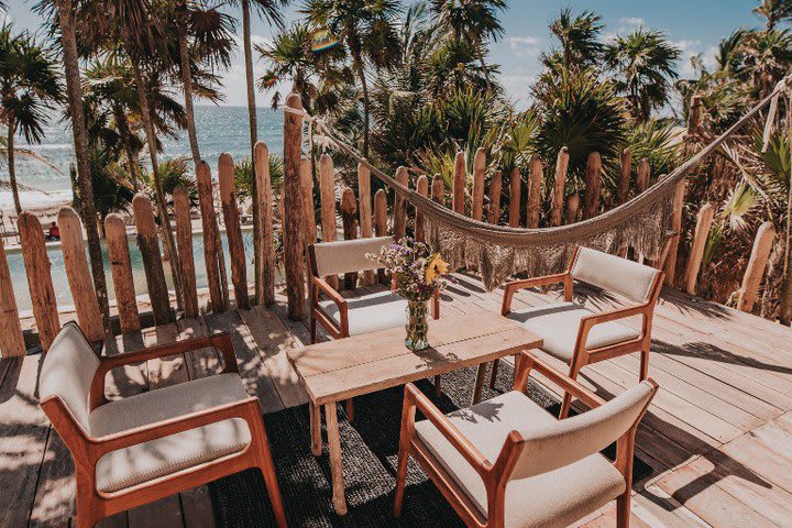 Área de descanso de un loft con vista al mar