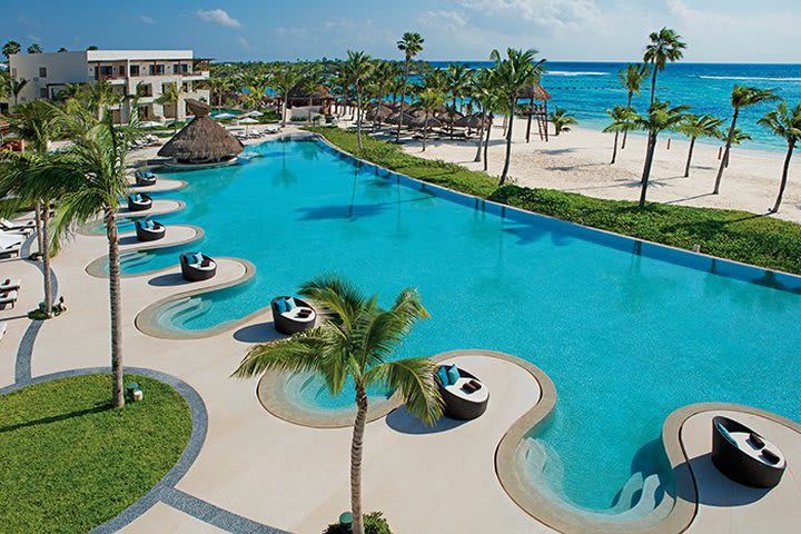 Piscina con vista al mar