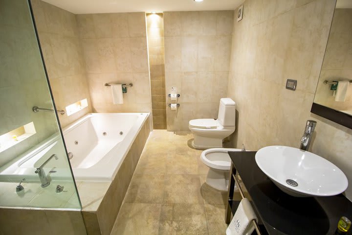 Interior de baño de una suite