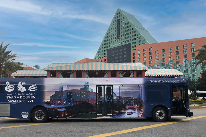 Autobús para el transporte a los parques