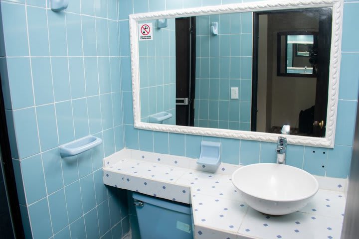 Baño de huéspedes