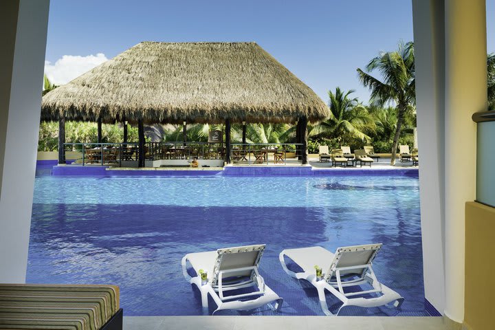 Access to the lazy river from a swim-up guest room