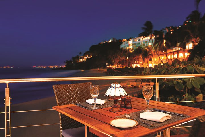 Mesa con vista la mar en el restaurante BlaZe