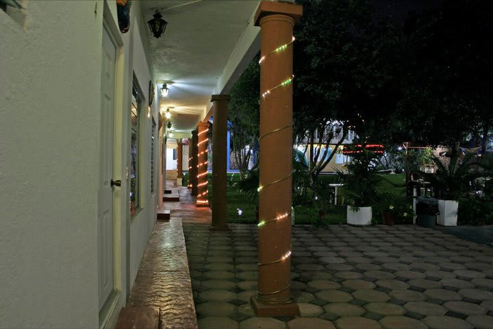 Vista nocturna de las áreas del hotel Quinta Paraíso en Cocoyoc