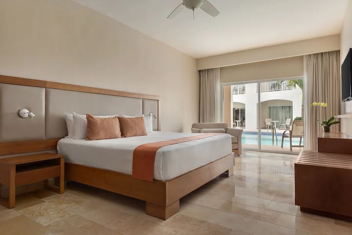 Img - Junior suite king acceso a la piscina - Sun Club