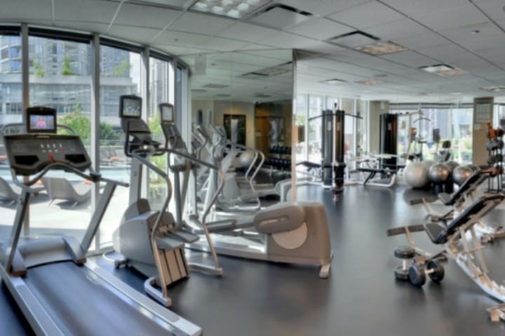 El hotel The Westin Grand Vancouver tiene gimnasio