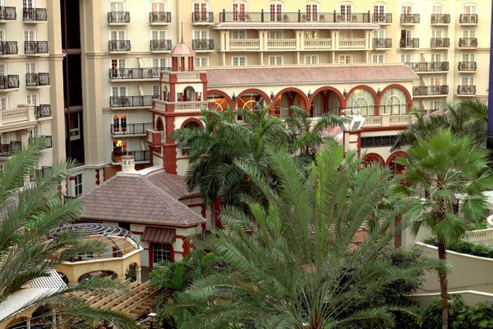 The Gaylord Palms Resort & Convention Center in Kissimmee offers 1,406 guest rooms