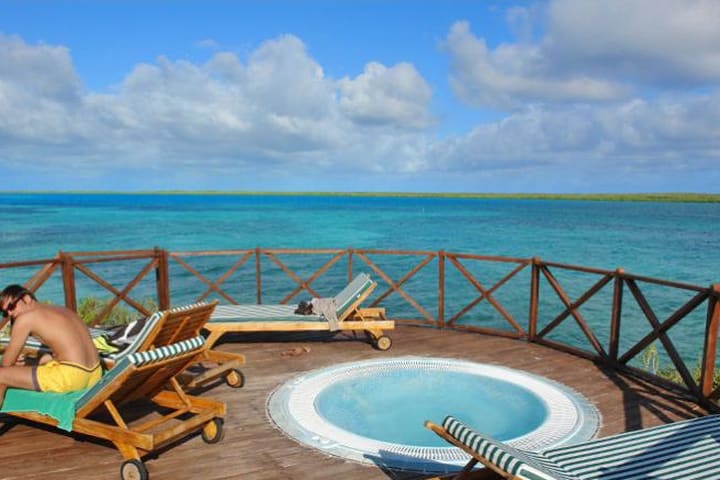 The Villa Las Brujas hotel on Cayo Las Brujas offers two Jacuzzis