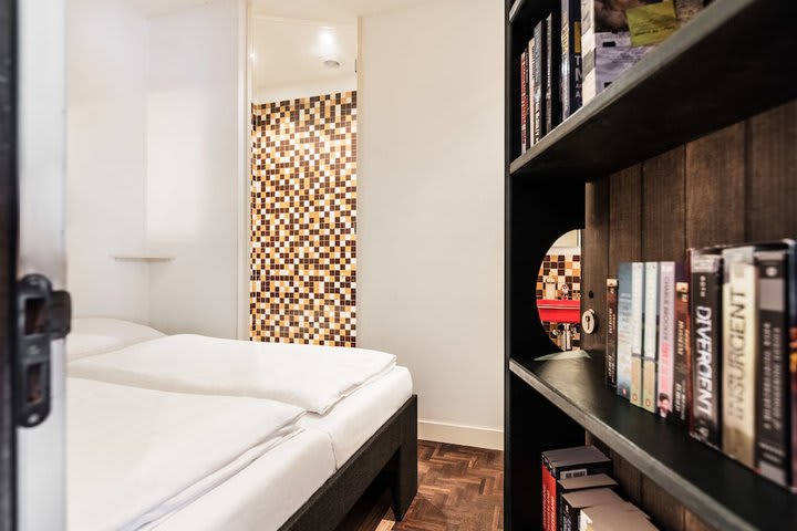 Img - Habitación doble, baño compartido (Secret Bookcase L)