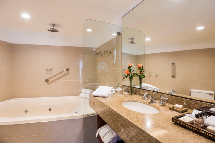 La junior suite dispone de baño privado con jacuzzi