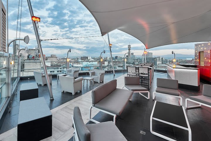 La terraza tiene vista panorámica al centro histórico