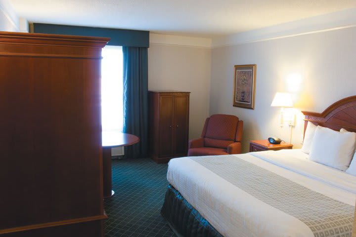 Una de las habitaciones del hotel La Quinta Inn & Suites en San Antonio, Texas