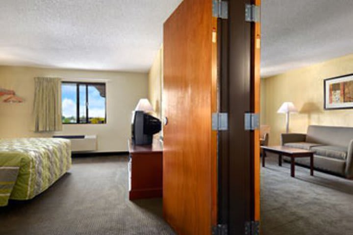 Suite del hotel Baymont Inn & Suites Elk Grove Village cerca del aeropuerto O'Hare de Chicago