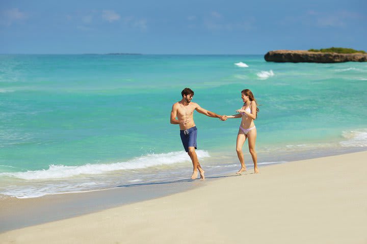 A la playa del hotel se accede mediante senderos