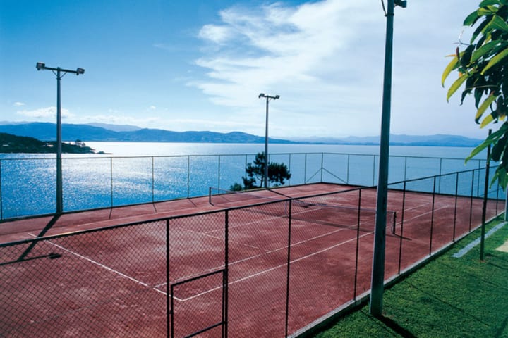 Cancha de tenis en Ponta dos Ganchos, hotel en Brasil