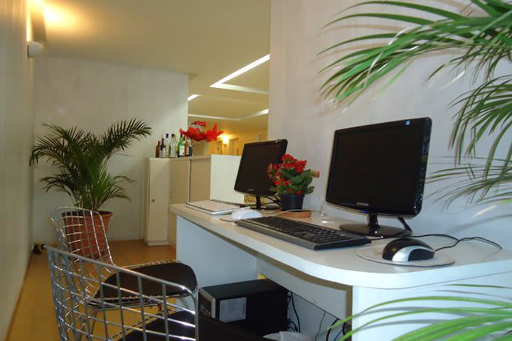 Computers with internet at the Loi Suites Belgrano