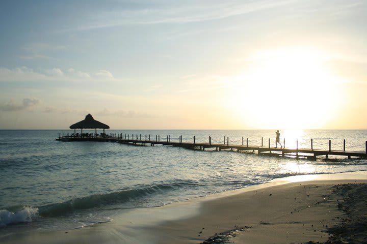 Paisaje de la playa al atardecer