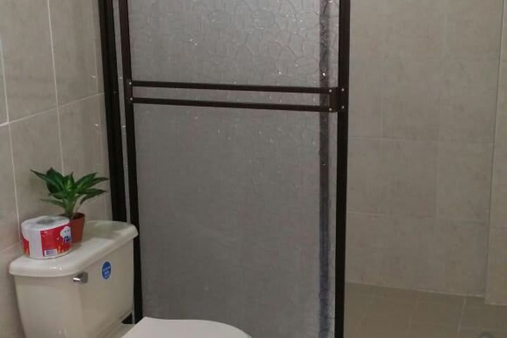 Baño de huéspedes