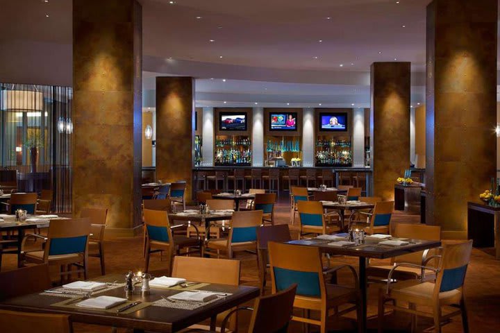 El restaurante David's Club Bar & Grill abre para la cena