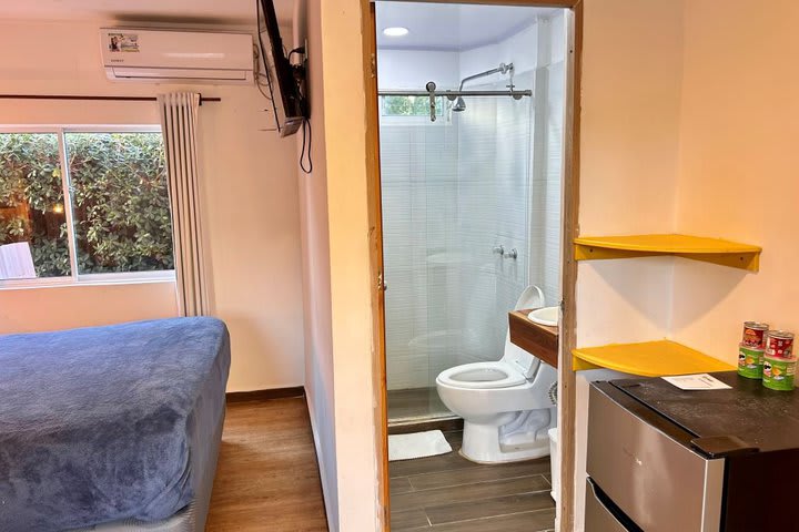 Vista de una habitación con su baño