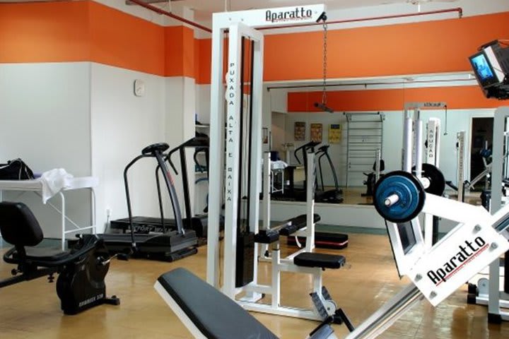 Hay un gimnasio equipado en el Everest Porto Alegre Hotel