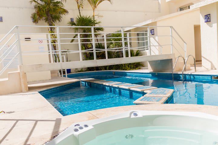 Piscina y jacuzzi