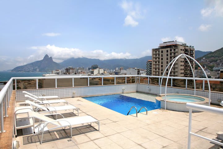 El hotel Atlantis Copacabana cuenta con un jacuzzi exterior