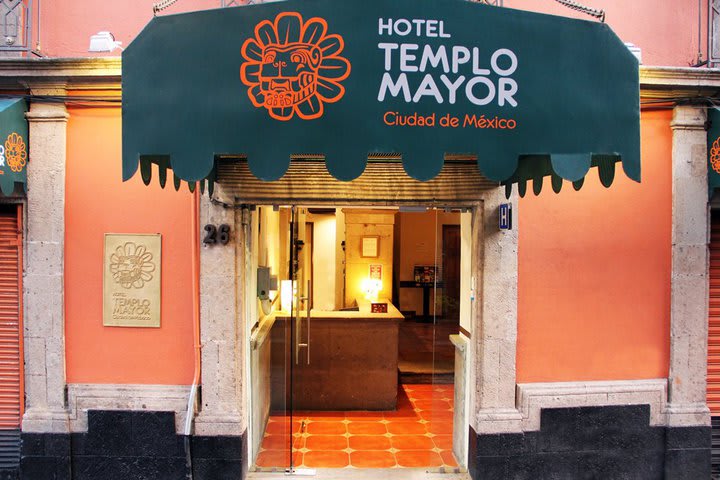 El hotel está en una calle peatonal del centro histórico