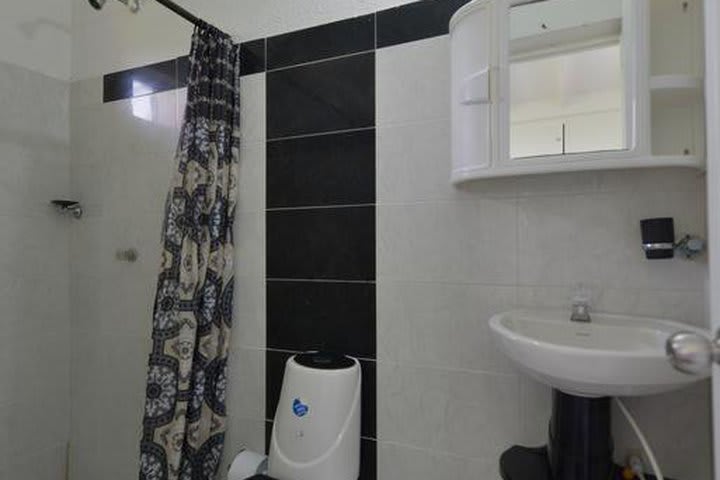 Las habitaciones y apartamentos tienen baño privado