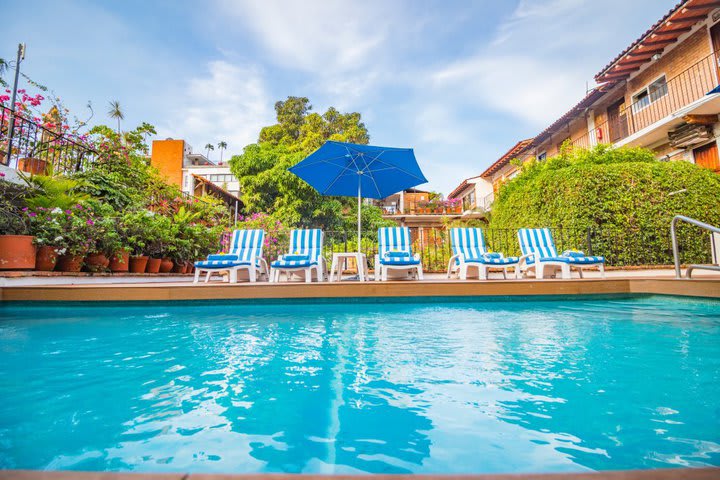 Áreas verdes en la piscina