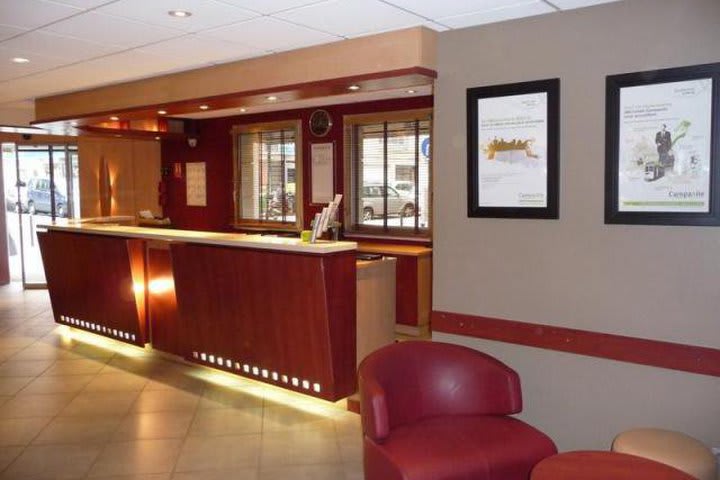 Front desk at the Campanile Paris Bastille hotel