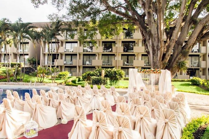 Se pueden celebrar bodas junto a la piscina